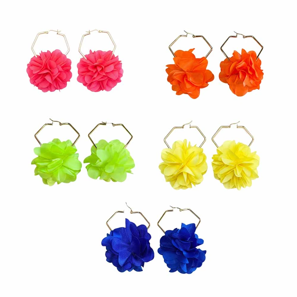Aretes de Argolla con Pompones de Flores Neón – Colección Carnaval